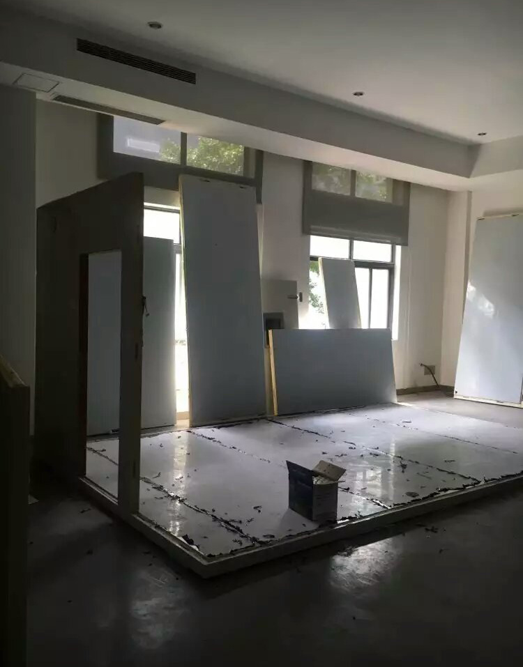 正航專業(yè)負(fù)責(zé)的工程師認(rèn)真細(xì)致的安裝設(shè)備、組裝外殼到安裝框架，再到擰緊螺