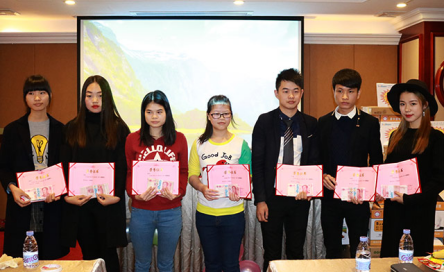 正航儀器7名獲得年度職工榮譽(yù)稱號的員工合拍照片