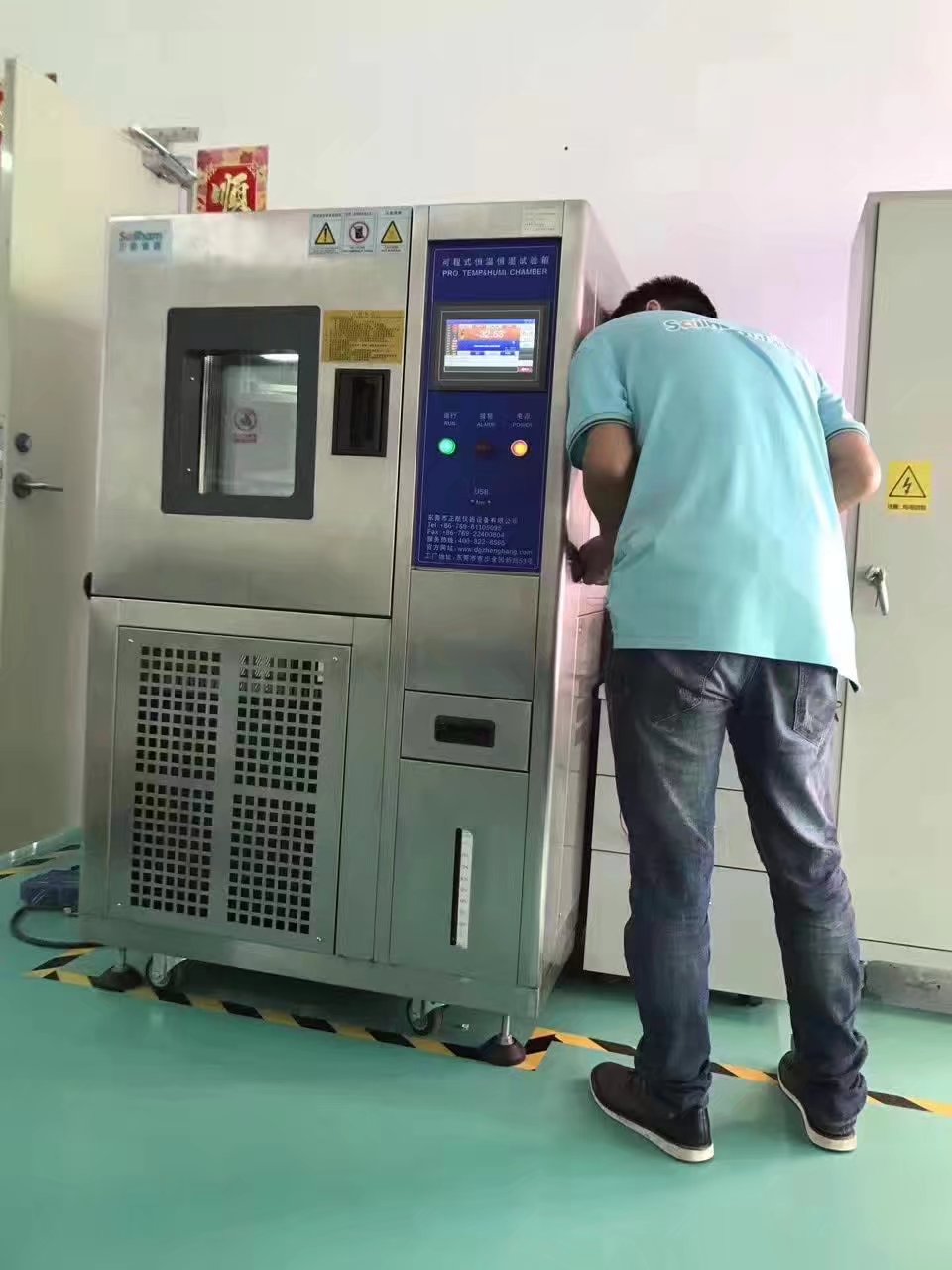 正航工程師認(rèn)真交機培訓(xùn)客戶操作使用高低濕熱交變試驗箱